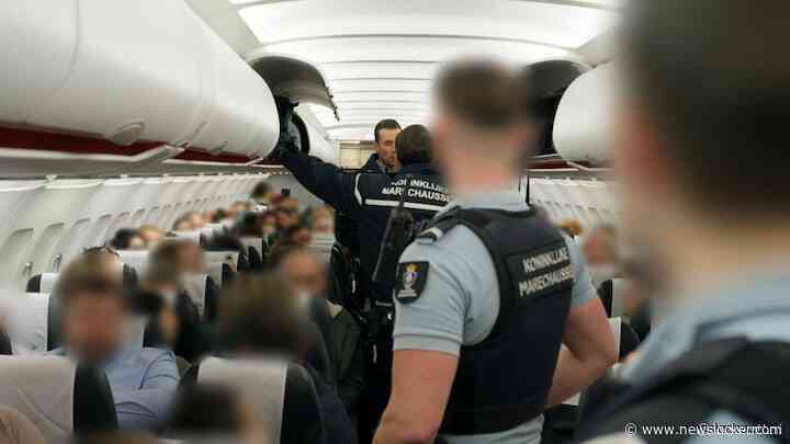 Nick &amp; Bram halen vervelende passagier onder luid applaus uit vliegtuig