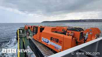 Large crane moved to Isles of Scilly by boat