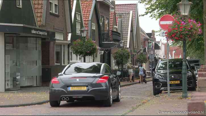 Urk - Verbaasde blikken door veranderde verkeerssituatie op Urk: 'Nieuwe borden helemaal niet gezien'