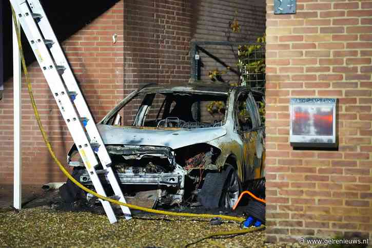 Autobrand zorgt voor schade aan twee woningen