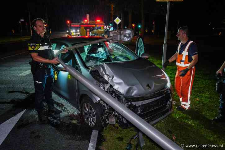 Automobilist met schrik vrij na botsing tegen lantaarnpaal