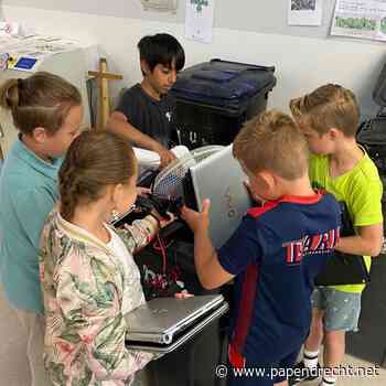 Kinderen zamelen elektronisch afval in tijdens E-waste Race
