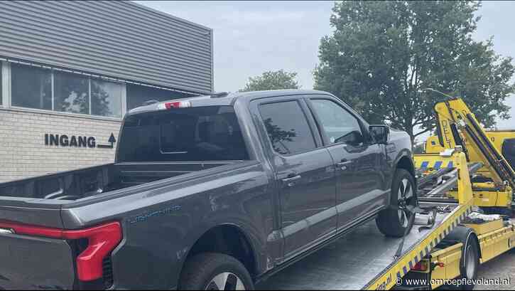 Almere - Bedrijf droeg vermoedelijk te weinig belasting af, auto's en contant geld in beslag genomen