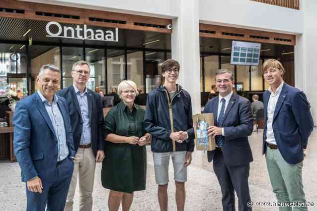 Nieuw stadhuis is nu echt het huis van de burger: Flor (18) is eerste die er paspoort en rijbewijs komt afhalen