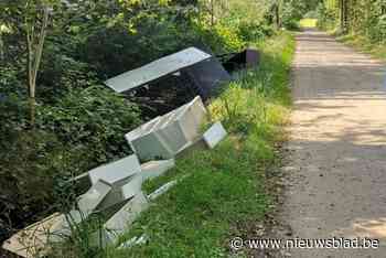 Gemeente zoekt sluikstorters nadat halve inboedel in gracht beland