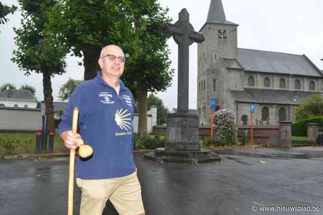 Dirk brengt pelgrimstocht naar Santiago de Compostella tot leven via wandeltocht in zijn dorp: “Specifieke plaatsen op pelgrimstocht linken we aan historische locaties hier”