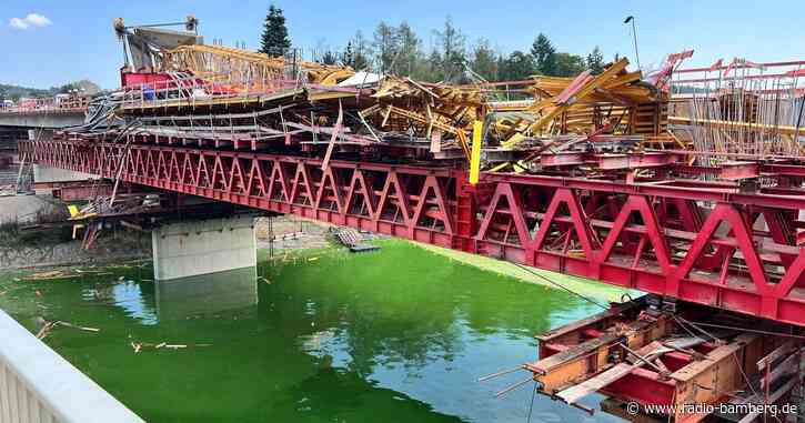 Kran stürzt auf Brückenbaustelle an Talsperre um: Ein Toter