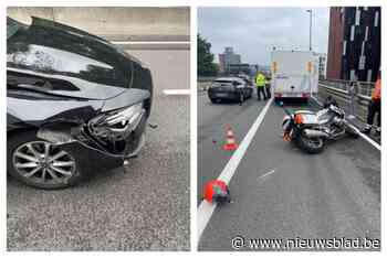 Personenwagen botst op stilstaande politiemotor: “Beiden moesten getakeld worden”