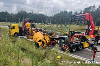 Gekantelde betonmixer verspert urenlang op- en afrit Geel-Oost van E313