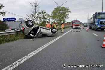 Wagen belandt op dak op E40: twee inzittenden naar ziekenhuis