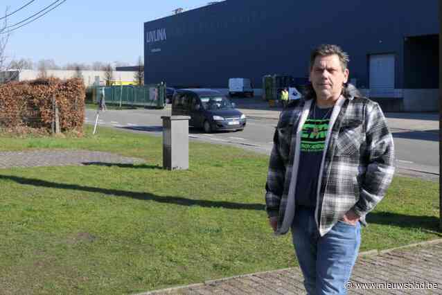 Jarenlang vocht Maxime (52) tegen overlast door transportbedrijf, nu kondigt hij verhuizing aan: “Hier gaan we nooit rust vinden”