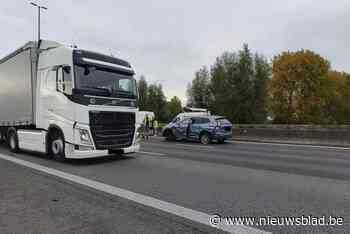 File op E17 na ongeval met vrachtwagen en twee auto’s