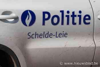 Automobilist (21) wil uitwijken voor fietser, maar rijdt zo tegen andere wagen