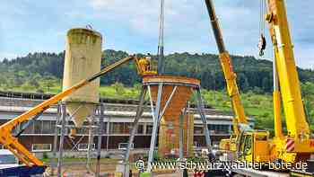 Aufbau mit zwei Kränen: Haiterbach bekommt größeres Salzsilo