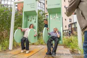 Vlaanderens eerste dementieschommel staat in Leuven: “Zoeken naar elkaars ritme”