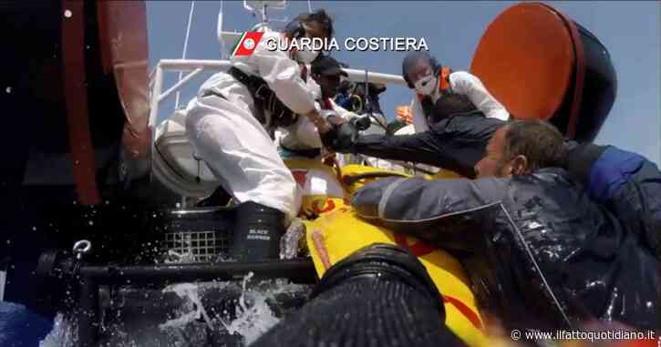 Barcone semiaffondato al largo di Lampedusa: il video del salvataggio dei sette sopravvissuti. Era partito dalla Libia con 28 migranti a bordo