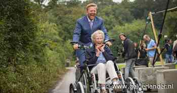 Willem-Alexander laat oudere dame stralen op rolstoelfiets: ‘Ik vond het echt geweldig’