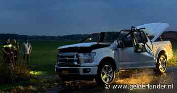 Pick-up gaat in vlammen op aan de Dijkgraaf de Leeuwweg in Maasbommel