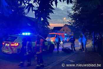 Bromfietser (28) komt ten val en raakt levensgevaarlijk gewond