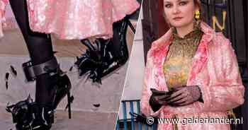 Fraudeur van Netflix-serie doet met enkelband mee aan Dancing with the stars