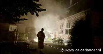 Brand in oude pastorie: drie bewoners naar het ziekenhuis na inademen rook