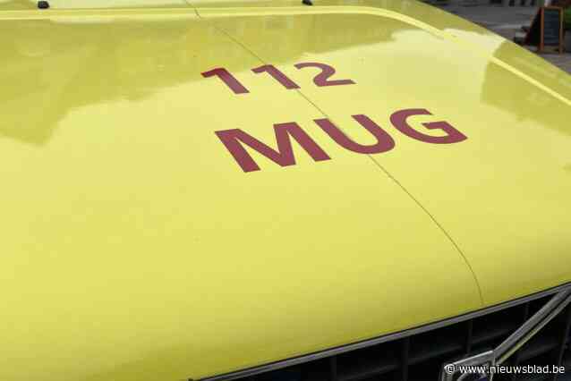 Brandweer moet migrant bevrijden die klem raakt tussen rijdende vrachtwagen: “Hij heeft veel geluk gehad”