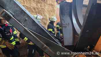 Tragischer Unfall auf Bauernhof: Von Förderband eingeklemmt – Mann (34) tot
