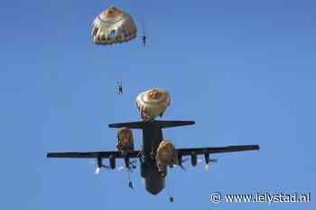 Militaire toestellen vliegen lager over Lelystad tijdens oefening