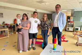 Emile (23) en zijn mama Cindy vangen in groepsopvang Minouche vijftien baby’s en peuters op: “Ik ben nu de derde generatie kinderverzorgers in mijn familie”