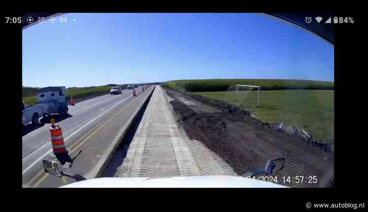 Video: wegwerker gelooft zijn ogen niet