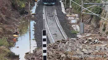 Crolla un costone sui binari, in tilt i treni della Roma - Nettuno