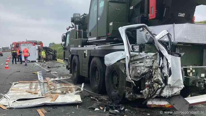 Ravage op A50 nadat bestelwagen op kraan botst, bergen duurt nog uren