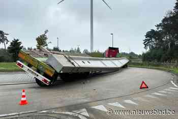 Vrachtwagen met enorme betonnen dakspant kantelt op rotonde van Transportlaan in Genk