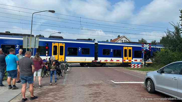 Half dorp onbereikbaar door kapotte trein op spoorwegovergang