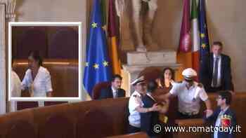 Bagarre in assemblea capitolina dopo il blitz del VI Municipio: "Squadrismo fascista", "Sono nemici del territorio"