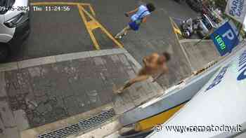 Uomo corre nudo in strada nel centro di Roma