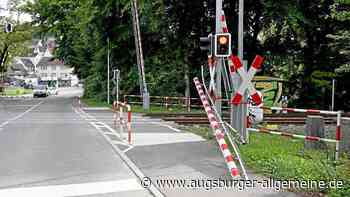 Unfall nach Stau am Bahnübergang: Lkw reißt Schranke ab 