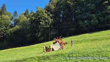 Traktor überschlägt sich mehrfach bergab – Fahrer (75) verletzt in Klinik geflogen