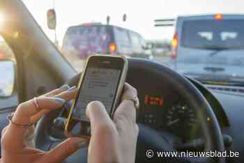 Boete voor studente die tijd bekijkt op gsm tijdens rijden: “Ik ging te laat zijn voor mijn examen”
