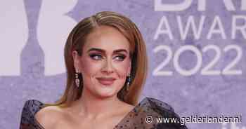 Adele maakt eigen schandaalkrant na concerten en steekt de draak met zichzelf