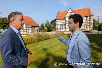 Michael Berens führt spanischen Bürgermeister durch Hövelhof