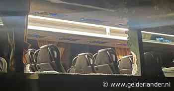 Angstige momenten voor voetbalteam nadat bus wordt aangevallen na bekerduel: ‘Een paar centimeter en het was een ander verhaal’