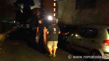 Labaro, i residenti cacciano gli svuota cantine mentre scaricavano un armadio in strada