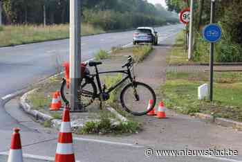 Fietser in levensgevaar na aanrijding met auto op gewestweg