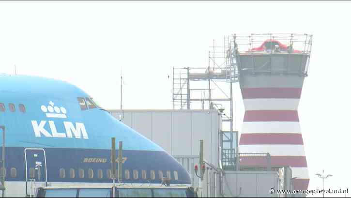 Lelystad - Lelystad Airport dicht voor onderhoud, oude asfalt taxibaan was versleten