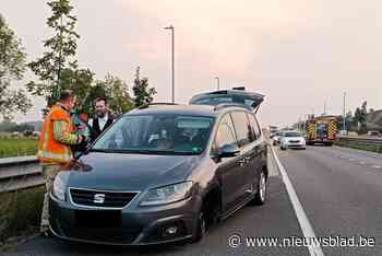 Auto verliest voorwiel dat andere wagen onherstelbaar beschadigd