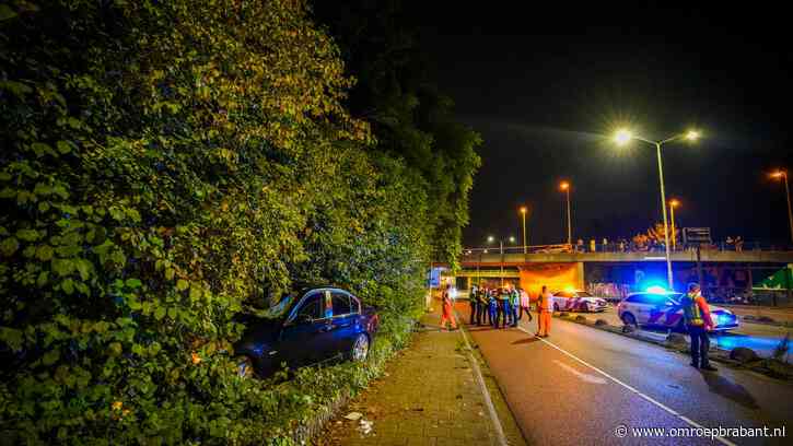 Twee zwaargewonden nadat man van brug springt op auto