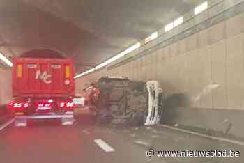 Aanhangwagen met auto op kantelt in Zelzatetunnel: “Jeep begon te slingeren”