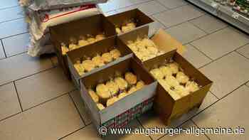 Spende: Inhaber des Siam Asia-Shop in Senden packt Reis für Bedürftige ab