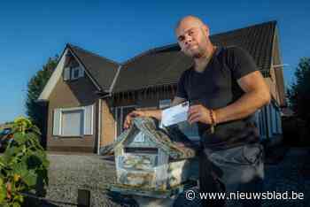 Tom en Melanie laten halskettinkje met as van mama opsturen maar worden onaangenaam verrast: “Enveloppe is leeg aangekomen”